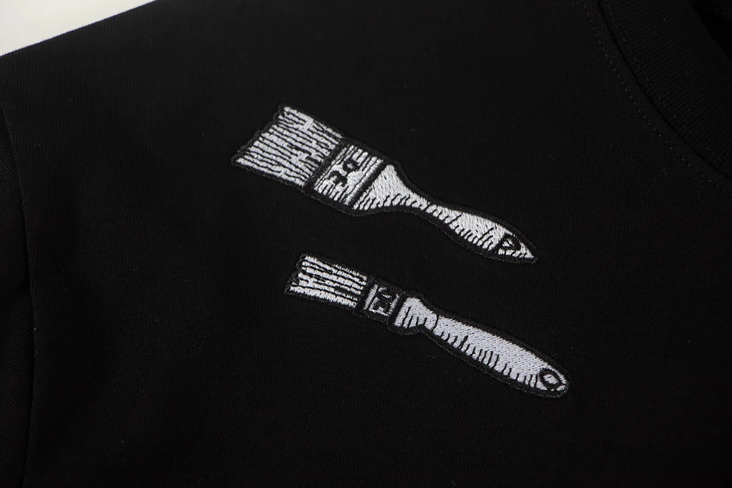 🅿️160 louis vuitto*2026 latest whitewash embroidered short-sleeved T-shirt Material: Made of high version 300g double yarn combed cotton Size: S M L XL Color: black and white Style number: W2809